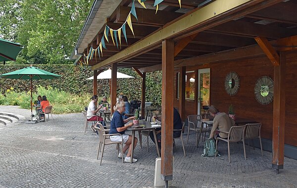 Das Restaurant "Bandipur" verfügt über eine großzügige Terrasse.