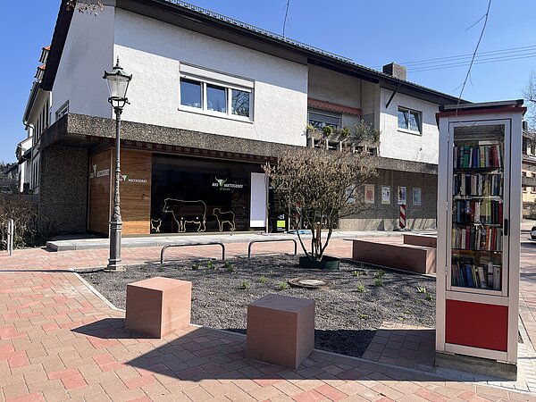 Vorplatzfläche vor der Metzgerei mit Felsenbirne und Sitzgelegenheiten