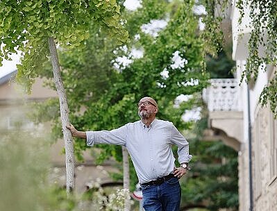 Baumpate lehnt an seinem Patenschaftsbaum