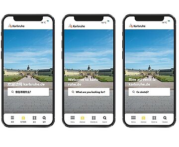 Drei Handys in der Reihe, die karlsruhe.de in verschiedenen Sprachen anzeigen.