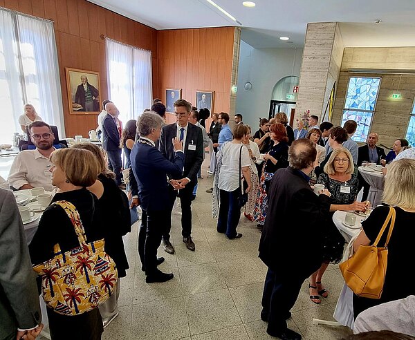 Austuasch der Gemeinderäte von Nancy und Karlsruhe im Foyer des Bürgersaals im Rathaus am Marktplatz