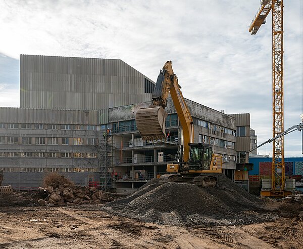 Bagger vorm Gebäude des Badischen Staatstheaters während der Sanierungsmaßnahmen