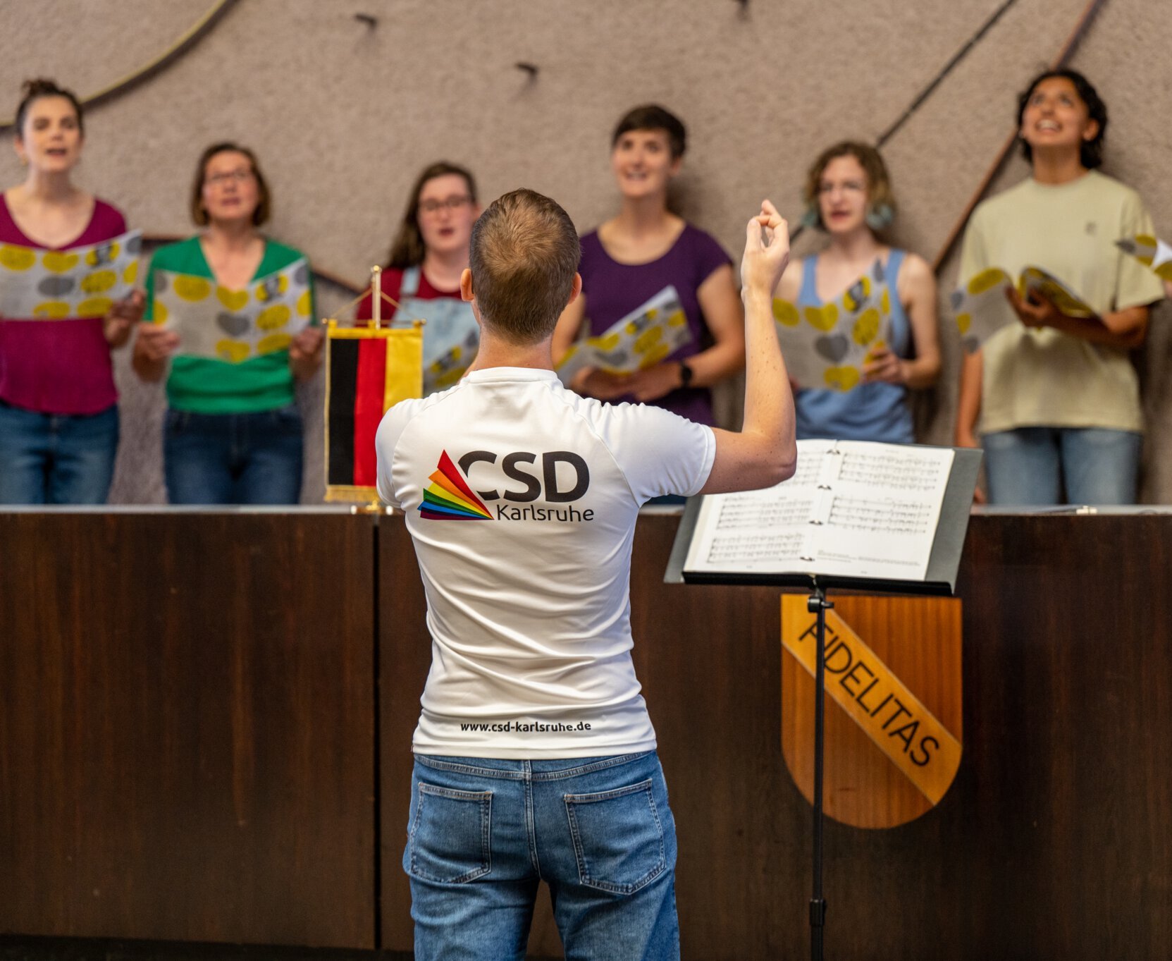 Der a-Cappella-Chor Queerbeet unter der Leitung von Karsten Kremer sorgte für das musikalische Rahmenprogramm.