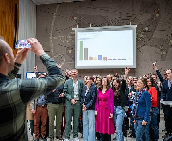 Freuten sich über das Ergebnis: Parteimitglieder der Grünen, hier am Wahlabend im Bürgersaal des Rathauses.