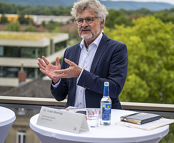 Impression von der Sommer-PK von OB Mentrup auf der Dachterrasse des KVV-Gebäudes.