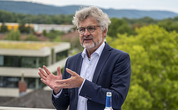 Impression von der Sommer-PK von OB Mentrup auf der Dachterrasse des KVV-Gebäudes.