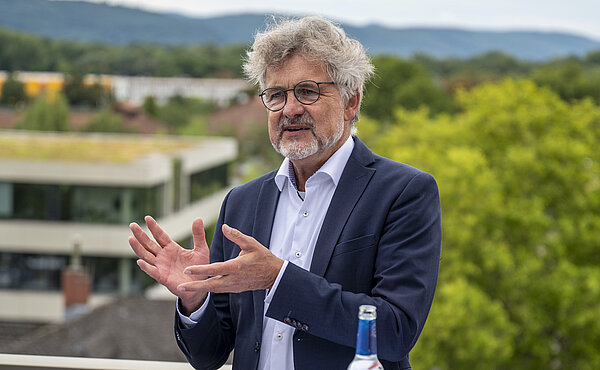 Impression von der Sommer-PK von OB Mentrup auf der Dachterrasse des KVV-Gebäudes.