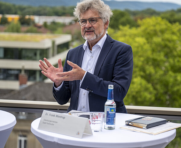 Impression von der Sommer-PK von OB Mentrup auf der Dachterrasse des KVV-Gebäudes.
