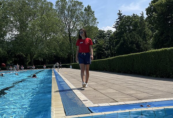 Junge Frau am Schwimmbecken