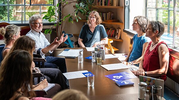 Oberbürgermeister Dr. Frank Mentrup, Gleichstellungsbeauftrage Verena Meister und die Hebammen Judith Kuhnt und Anne Binder beim Pressegespräch.