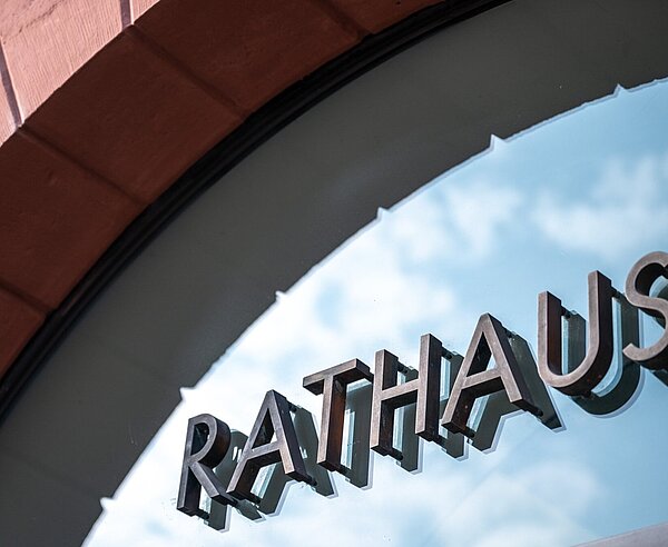 Schriftzug über Glastüre am Eingang zum Rathaus.