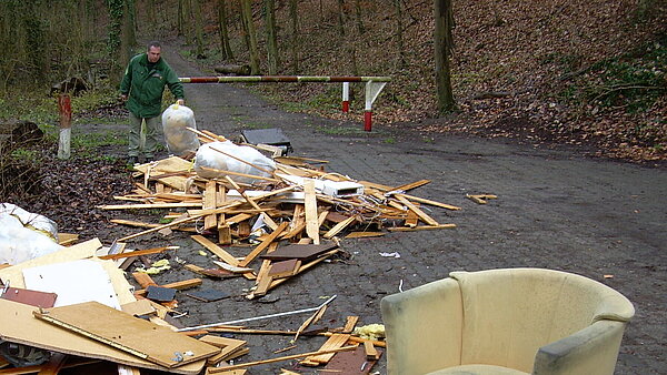 Müllablagerungen im Wald