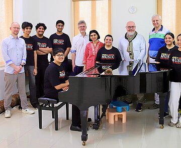 Austausch zum anstehenden Konzert in Karlsruhe, unter anderem mit (v.l.) Johannes Graf-Hauber, kaufmännischer Intendant und geschäftsführender Direktor am Badischen Staatstheater Karlsruhe, Oberbürgermeister Dr. Frank Mentrup, Honorary Director Farahanaaz Sohrab Dastur von der „Mehli Mehta Music Foundation“, Martin Wacker, Geschäftsführer der KME Karlsruhe Marketing und Event GmbH, Jochen Ehlgötz, Geschäftsführer TechnologieRegion Karlsruhe GmbH, Sibylle Esser, Projektleiterin KME Karlsruhe Marketing und Event GmbH, und Pascal Rastetter, Geschäftsführer der KTG Karlsruhe Tourismus Gesellschaft, mit einigen der Sängerinnen und Sänger vom gemeinsamen Konzert von „Ulmer Spatzen“ und „Mehli Mehta Music Foundation“ aus Mumbai – im Juni in Karlsruhe