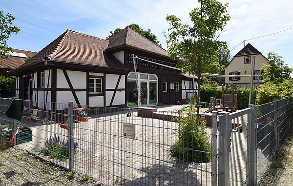 Gebäude und Spielfläche der Kindertagesstätte Spitalhof