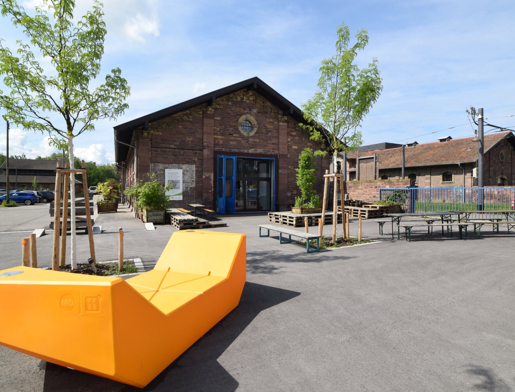 Eine gelbe Sitzgelegenheit im Alten Schlachthof