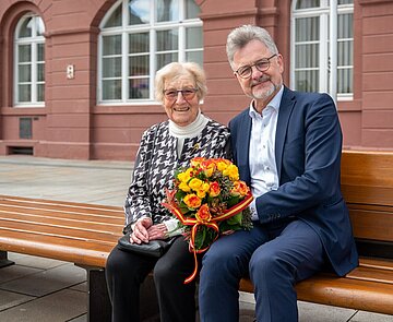 101-jährige Frau Schumm bei einem Besuch mit dem Oberbürgermeister auf einer Bank vorm Rathaus