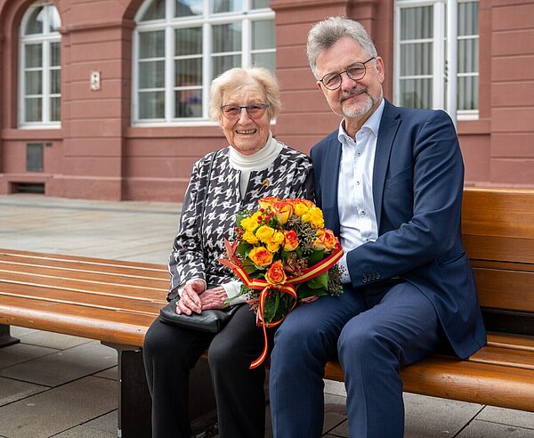 101-jährige Frau Schumm bei einem Besuch mit dem Oberbürgermeister auf einer Bank vorm Rathaus