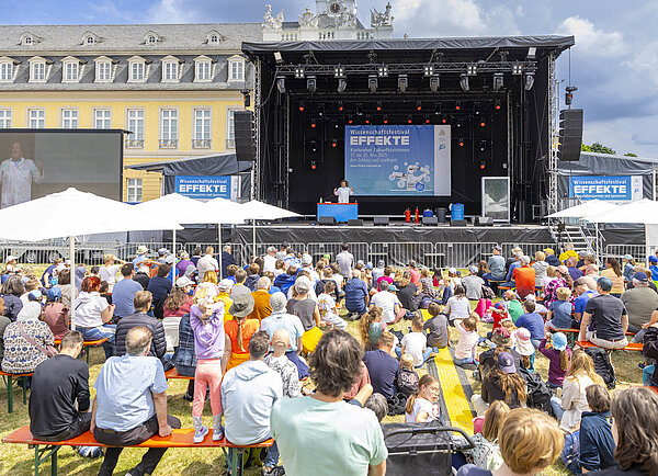 Viele Menschen zu Besuch beim Wissenschaftsfestival EFFEKTE 2025