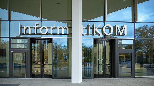 Ansicht des Eingangs des neuen Informatikgebäudes des KIT am Adenauerring