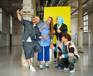 Gruppenbild mit zwei Frauen und zwei Männer im Schlachthofgebäude