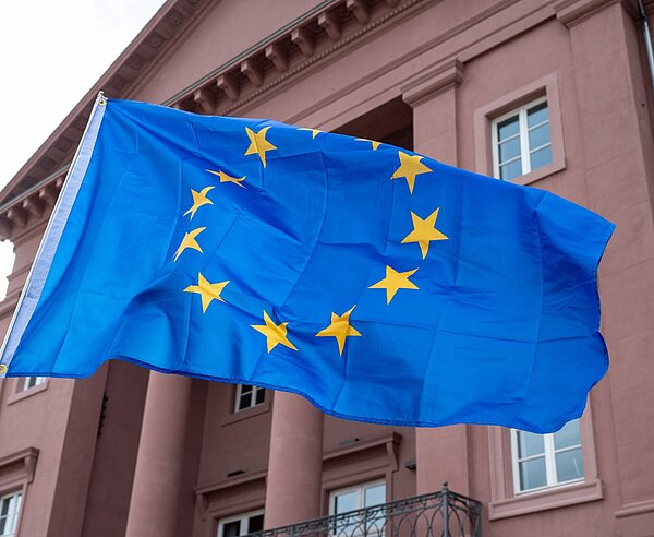 Europaflagge weht im Wind