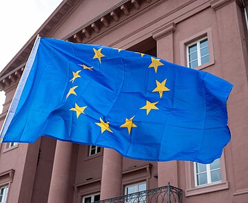 Europaflagge weht im Wind