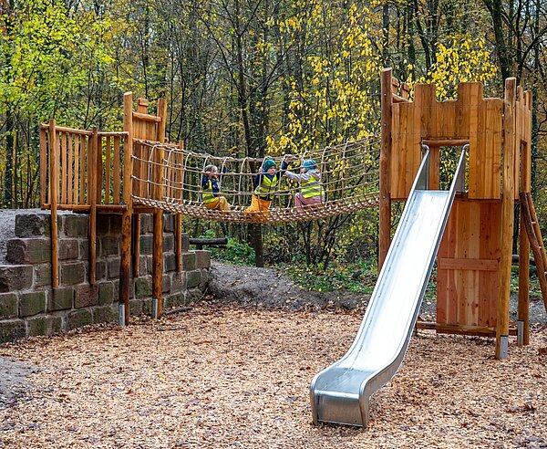 Nachhaltig gebaut:: Die „Riet-burg“ besteht aus langlebigem Robinienholz und wiederver-wendeter Edelstahlrutsche.