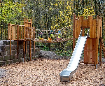 Nachhaltig gebaut:: Die „Riet-burg“ besteht aus langlebigem Robinienholz und wiederver-wendeter Edelstahlrutsche.