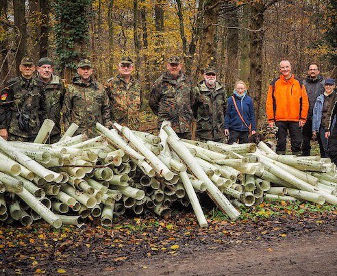 Viele helfende Hände: Nach gut zwei Stunden lagen die Plastikhüllen am Wegrand bereit zum Abtransport.
