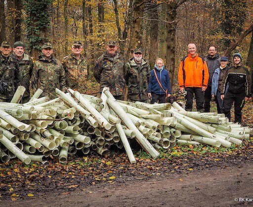 Viele helfende Hände: Nach gut zwei Stunden lagen die Plastikhüllen am Wegrand bereit zum Abtransport.