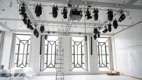 Ansicht der noch unvollendeten Gestaltung der  Innenräume und Säle der Stadthalle