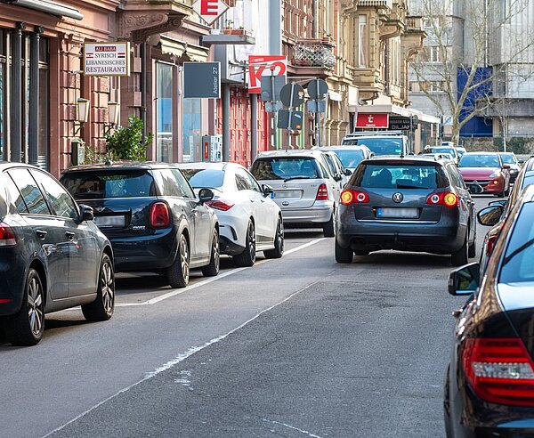 geparkte Autos am Straßenrand