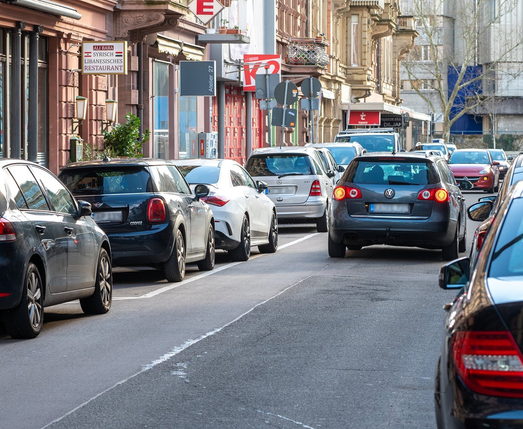geparkte Autos am Straßenrand