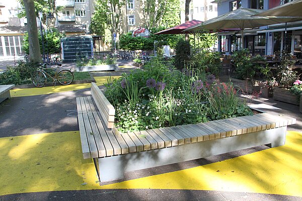 Neu gestalteter Passagehof mit Begrünung und Sitzmöbeln