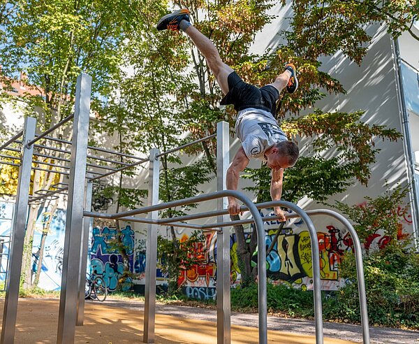 Ein Sportler trainiert auf der Calisthenics-Anlage zwischen Veilchen- und Seubertstraße in der Karlsruher Oststadt.