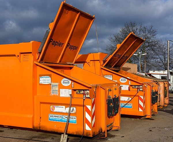 verschiedene Wertstoffcontainer in der Wertstoffstation