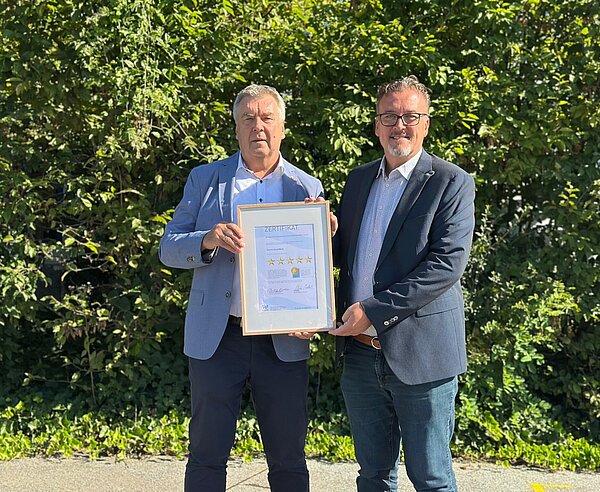 Arne Mellert, Geschäftsführer von Wellness Stars Deutschland und Amtsleiter der Bäderbetriebe, Oliver Sternagel  (rechts).