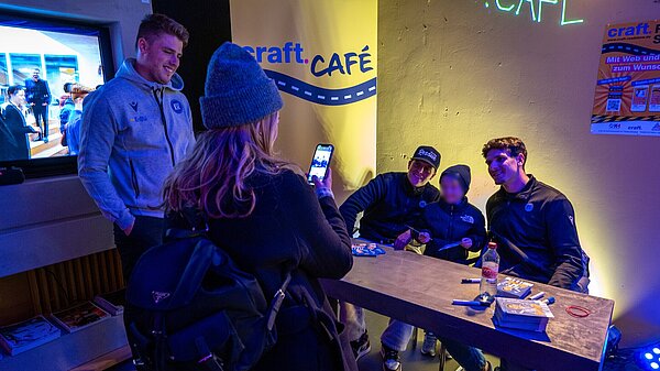 Am Eröffnungstag des craft.CAFE fand eine Autogrammstunde mit KSC-Spielern statt.