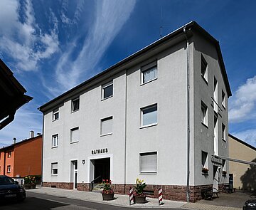 Außenansicht des Rathausgebäudes in Wolfartsweier