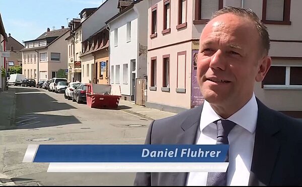 Bürgermeister Daniel Fluhrer zeigt den bereits fertiggestellten Bauabschnitt der Westmarkstraße in Durlach-Aue vor.