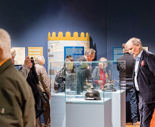 Blick in die Sonderausstellung im Pfinzgaumuseum mit Besuchenden