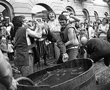 Gautschzeremonie der Buchdruckerzunft vor dem Rathaus beim Badischen Heimatfest in Karlsruhe am 4. und 5. September 1976