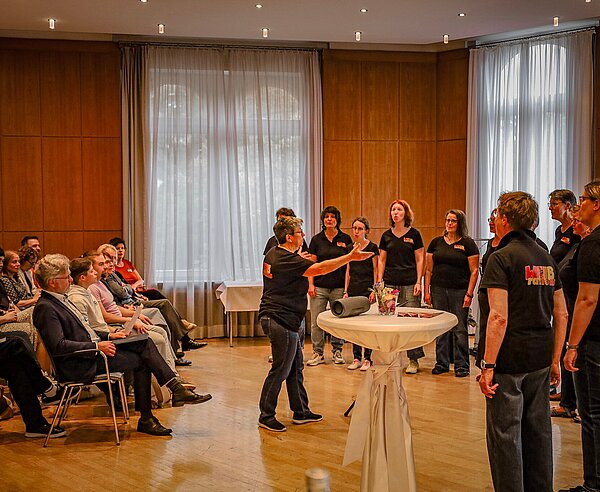 Beim Regenbogenempfang sorgte der Lesbenchor WEIBrations für den musikalischen Rahmen.