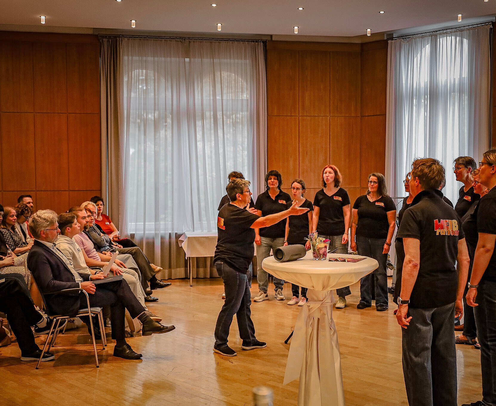 Beim Regenbogenempfang sorgte der Lesbenchor WEIBrations für den musikalischen Rahmen.