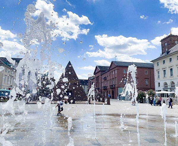 Eine Attraktion des Marktplatzes sind die Wasserspiele 