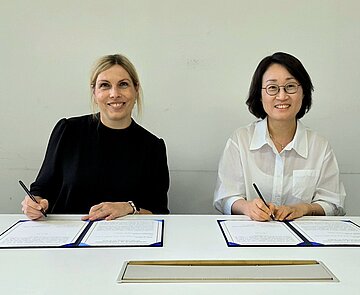 Stefanie Patruno (links), Direktorin des Kunstmuseums mit Hyoyeun Kang, kom-missarische Leiterin des Daegu Art Museums.