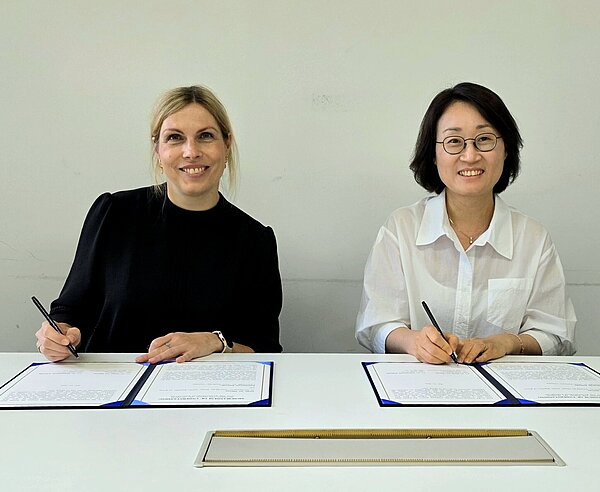 Stefanie Patruno (links), Direktorin des Kunstmuseums mit Hyoyeun Kang, kom-missarische Leiterin des Daegu Art Museums.