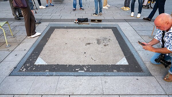 Die Entrauchungsklappen sind deutlich im Straßenbelag hervorgehoben.