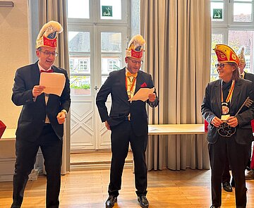 "Rathaussturm" im Durlacher Stadtamt bei der Übernahme des symbolischen Rathausschlüssels von Ortsvorsteherin Alexandra Ries (rechts).