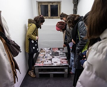 Besucherinnen im free port purgatory zum Kunstrauschen 2025